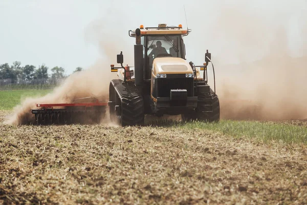 Gul Larve Traktor Sommerdag Mark Prøvetur Til Pløjning Land - Stock-foto