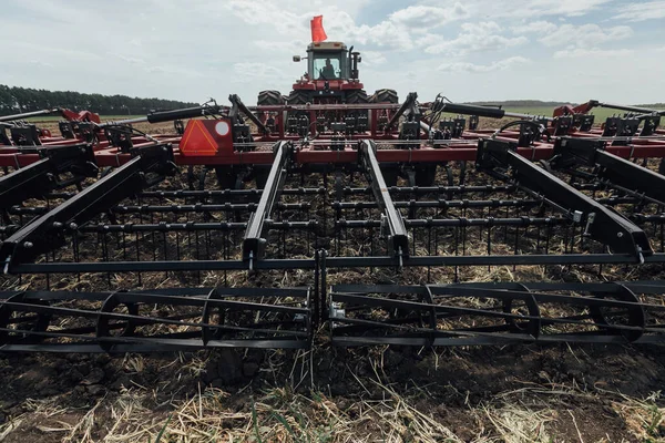 Stor Rød Traktor Trailer Til Jordbearbejdning Såning Foråret - Stock-foto