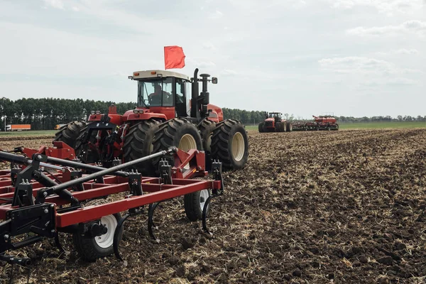 Grote Rode Trekker Aanhanger Voor Grondbewerking Tijdens Het Zaaien Het — Stockfoto