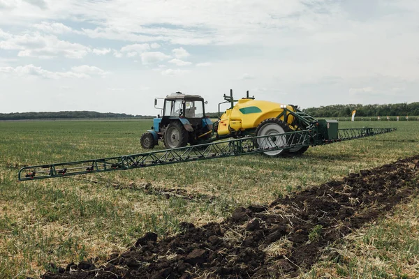 Pulverizador Trator Para Proteger Plantas Pragas Campo Verão — Fotografia de Stock