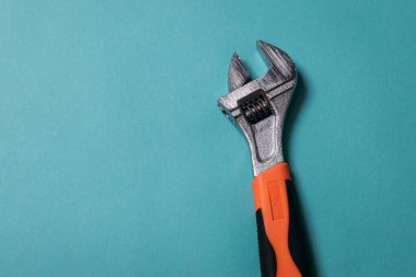 Mavi arka planda metal pense düzgünce yerleştirilmiş.