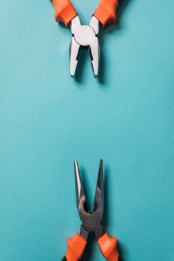 Mavi arka planda metal pense düzgünce yerleştirilmiş.