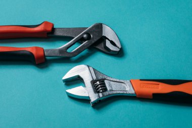 Mavi arka planda metal pense düzgünce yerleştirilmiş.