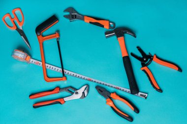 Mavi arkaplanda turuncu saplı bir grup araç