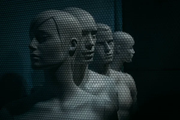 商店橱窗中的一组不同的人体模型 — 图库照片