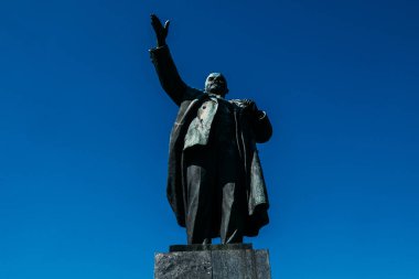 Rusya 'da öğleden sonra mavi gökyüzüne karşı Lenin' e dikilen komünist bronz anıt