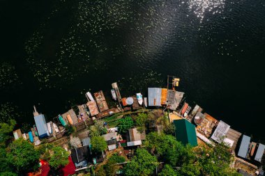 Nehir kenarındaki iskelede çok renkli tekneler yazın Rusya 'da yüksek bir yerden çekiliyor.