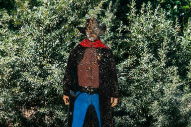 Vahşi batıdan gelen kovboy şeklinde çok renkli ahşap bir hedef.