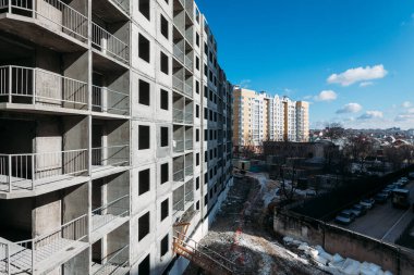 Baharın güneşli bir gününde bir apartmanın gri beton panellerinin üst görüntüsü
