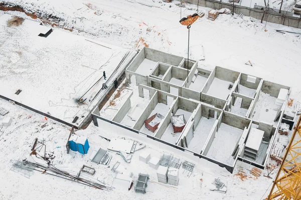 Kışın Bir Apartmanın Birinci Katındaki Gri Beton Panellerin Üst Görüntüsü — Stok fotoğraf