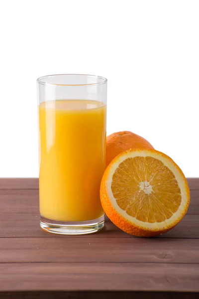 Jus d'orange frais avec tranches d'orange sur la table — Photo