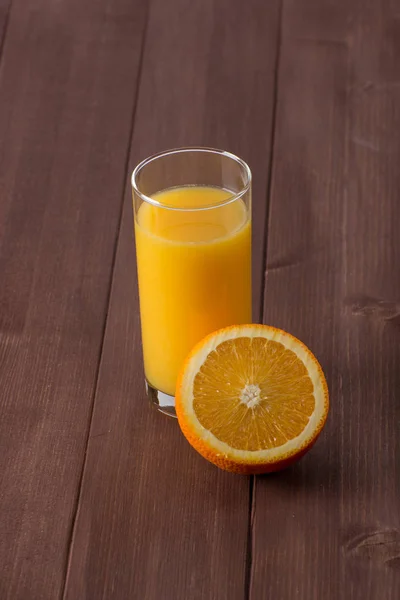 Jus d'orange frais avec tranches d'orange sur la table — Photo