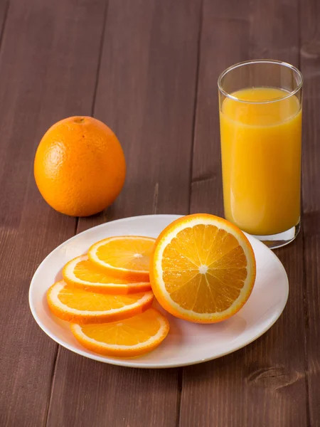 Jus d'orange frais avec tranches d'orange sur la table — Photo