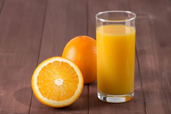 Jus d'orange frais avec tranches d'orange sur la table — Photo