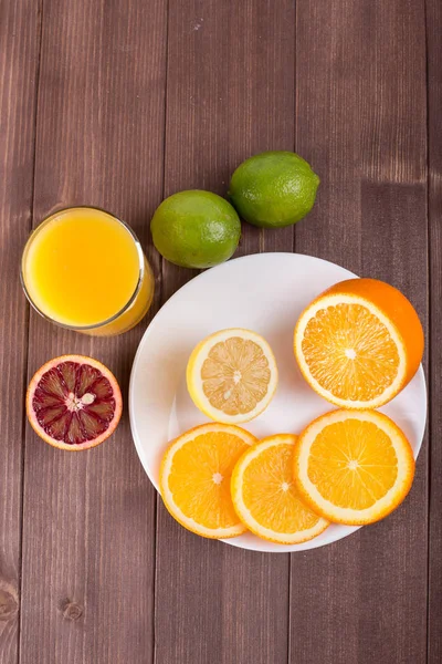 Citrus juice and fruits slices — Stock Photo, Image