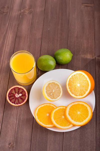 Citrus juice and fruits slices — Stock Photo, Image