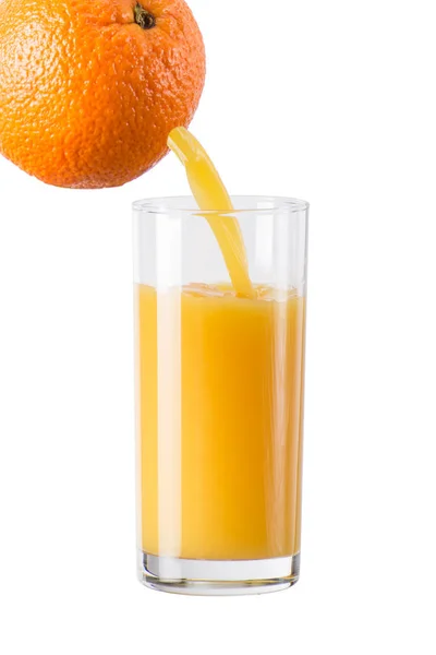 Orangensaft auf das Glas gießen — Stockfoto