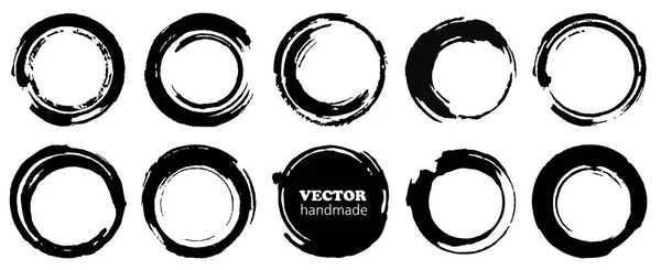 Ensemble de cercles de grognement. Grunge vectoriel formes rondes. Formes noires, taches et taches sales et taches isolées sur fond blanc . — Image vectorielle