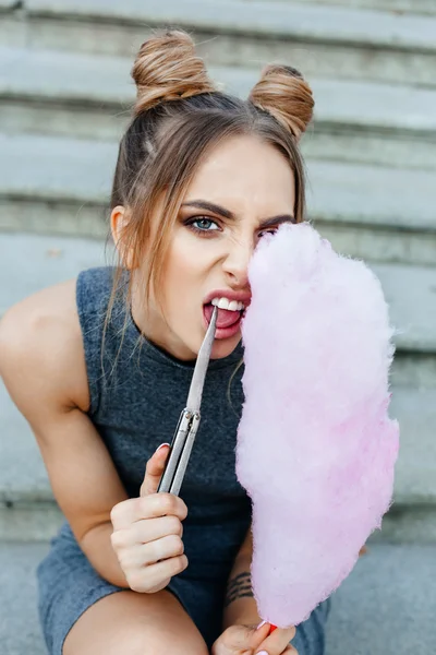 Mädchen mit Zuckerwatte posiert — Stockfoto