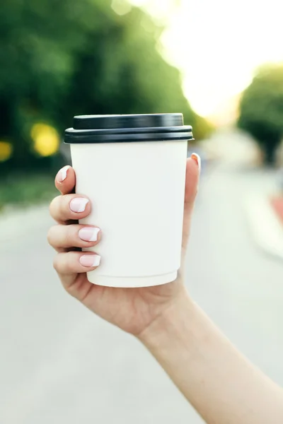 Mão segurando xícara de café na manhã — Fotografia de Stock