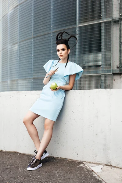 Bonita mujer comiendo una manzana —  Fotos de Stock