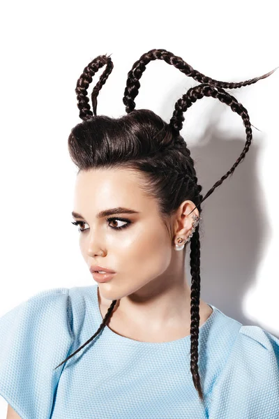 エレガントなヘアスタイルを持つ女性。完璧なメイク — ストック写真