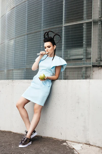 Bonita mujer comiendo una manzana — Foto de Stock