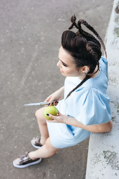 Bir elma yemek güzel bir kadın — Stok fotoğraf