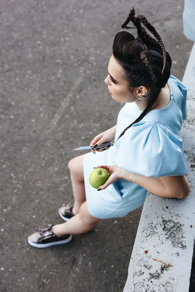 Красивая женщина ест яблоко — стоковое фото
