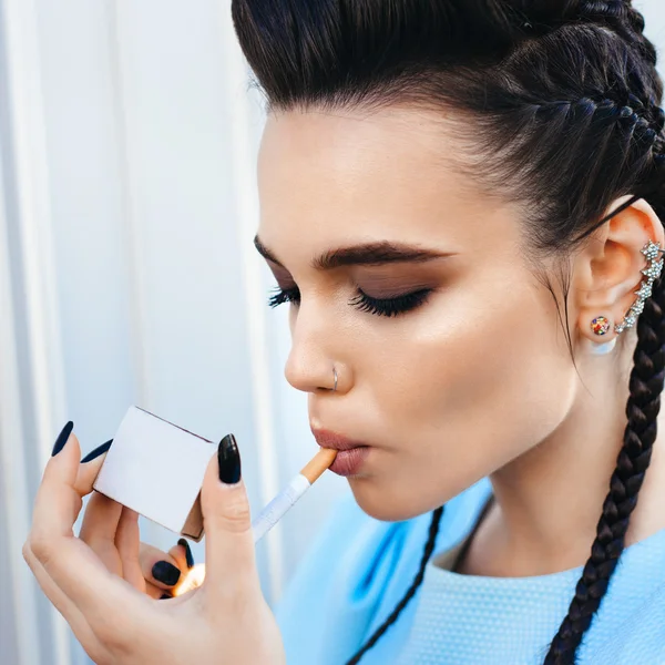 Real young woman smokes on the street — Stock Photo, Image