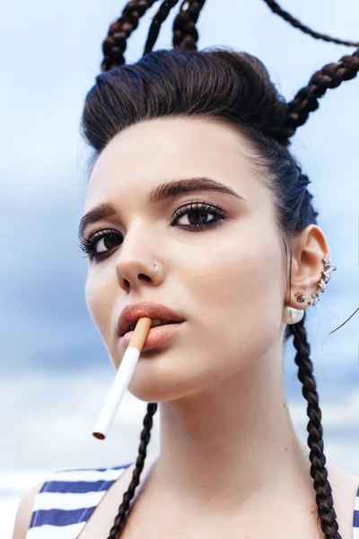 Gerçek genç kadın sokakta sigara içiyor. — Stok fotoğraf