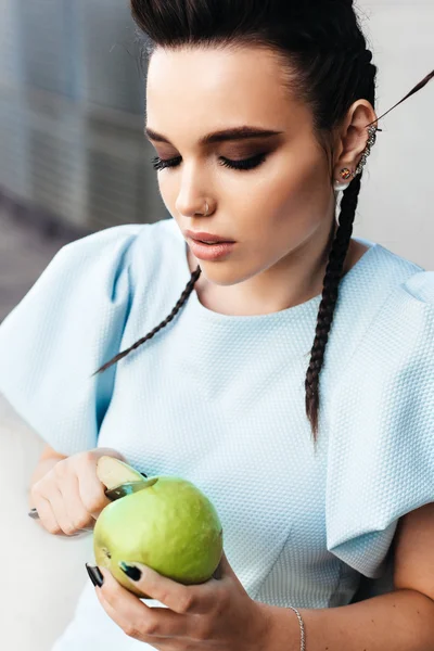 Ładna kobieta jedzenie jabłka — Zdjęcie stockowe