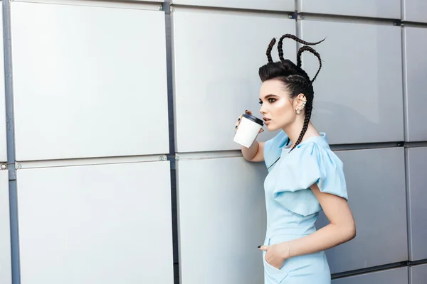 Vrouw toont warm drinken in wegwerp papier beker — Stockfoto