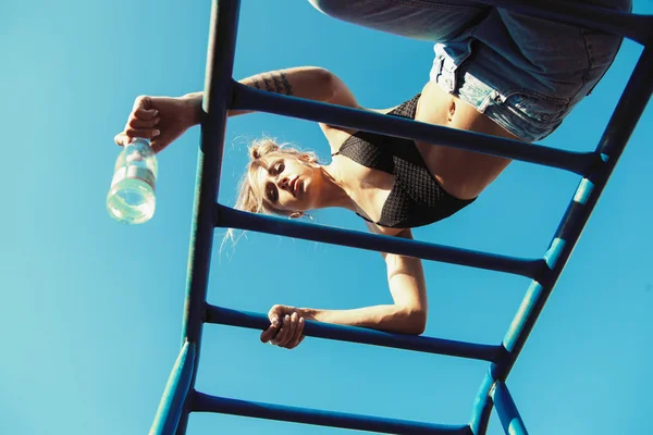 Sporty fit girl working out at outdoor gym — Stock Photo, Image