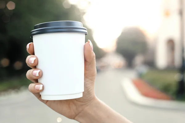 Mão segurando xícara de café na manhã — Fotografia de Stock