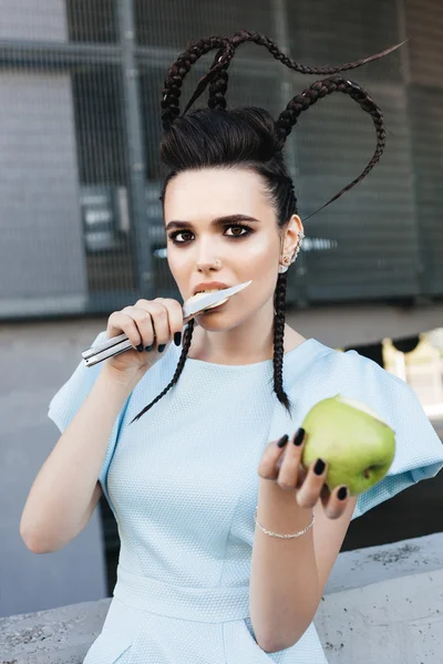 Bonita mujer comiendo una manzana —  Fotos de Stock