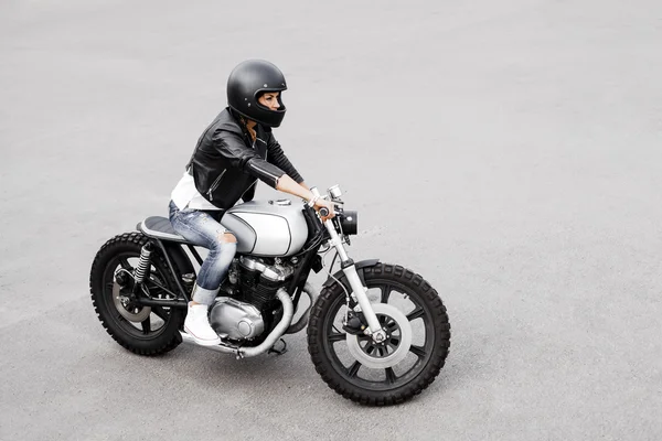 Biker woman in leather jacket on motorcycle — Stock Photo, Image