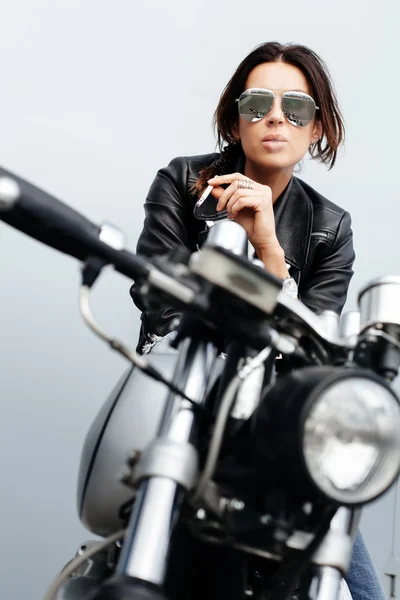 Байкерша в кожаной куртке на мотоцикле — стоковое фото