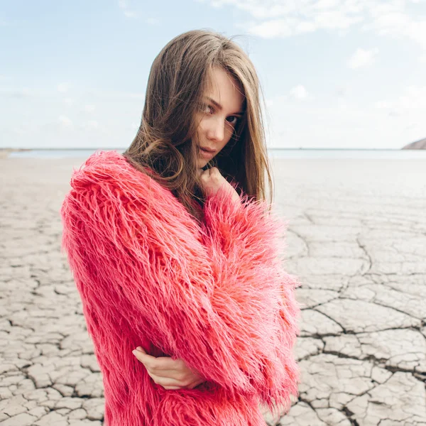 Fashion girl in desert dry land — Stock Photo, Image