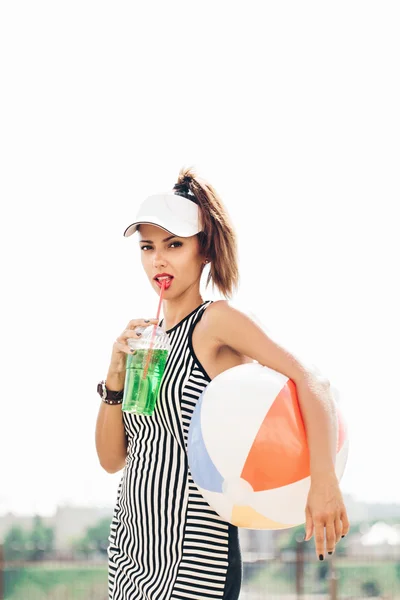Portrait of young sporty woman drinking — Stock Photo, Image
