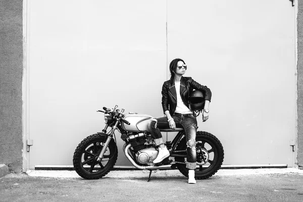 骑自行车的人女人在摩托车上的皮夹克 — 图库照片