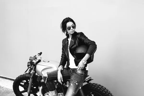 Biker woman in leather jacket on motorcycle — Stock Photo, Image