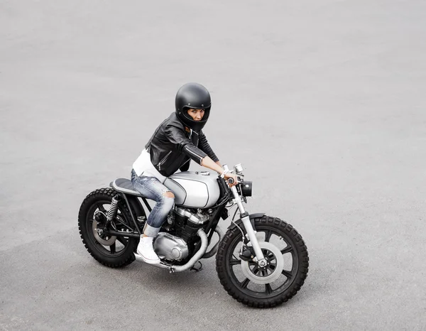 Biker kvinna i skinnjacka på motorcykel — Stockfoto