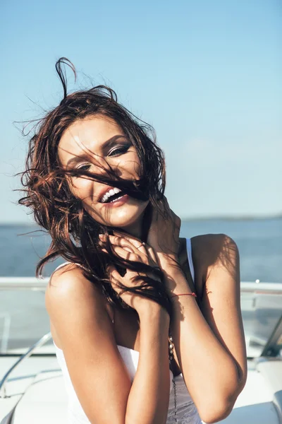 Mulher feliz sorrindo se divertindo no barco de luxo — Fotografia de Stock