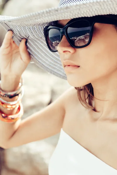 Joven chica de verano con un sombrero y gafas de sol — Foto de Stock