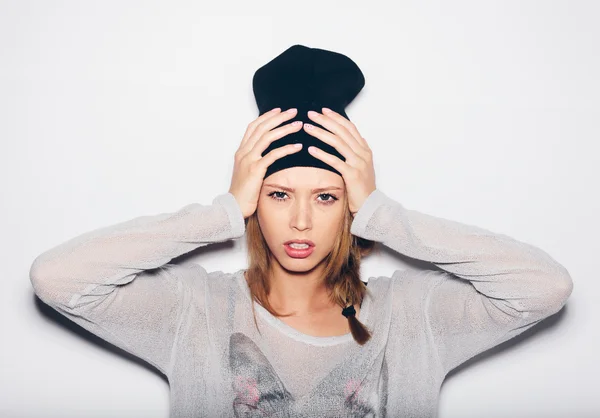 Jovem mulher de gorro preto — Fotografia de Stock