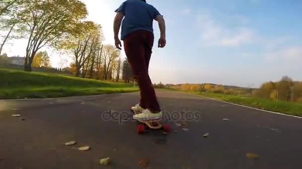 Chlap na jeho longboard skate — Stock video