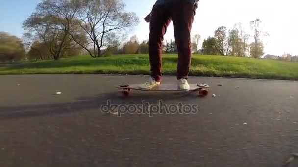 Killen på sin longboard skate — Stockvideo