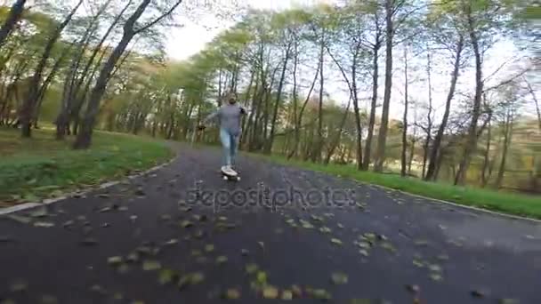 Man op zijn longboard skate — Stockvideo