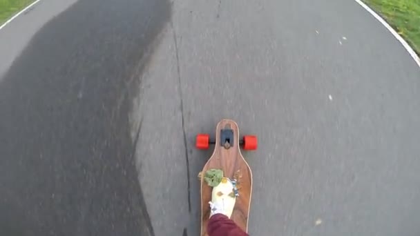 Ragazzo sul suo longboard skate — Video Stock
